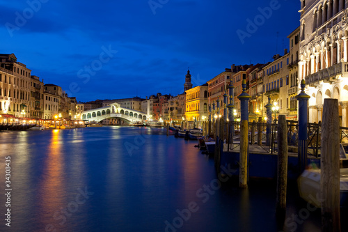 wenecja-w-nocy-na-canal-grande-z-widokiem-na-rialto