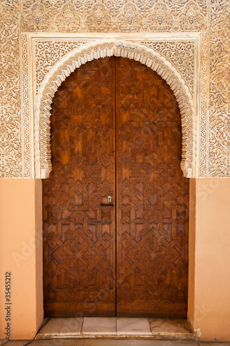 alhambra-de-granada-ornowane-drzwi-na-dworze-lwow