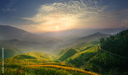 wschod-slonca-przy-tarasem-w-guangxi-chiny