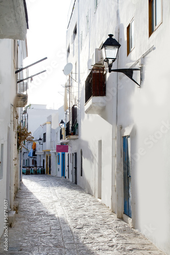 ibiza-w-centrum-bialych-domow-waska-ulica