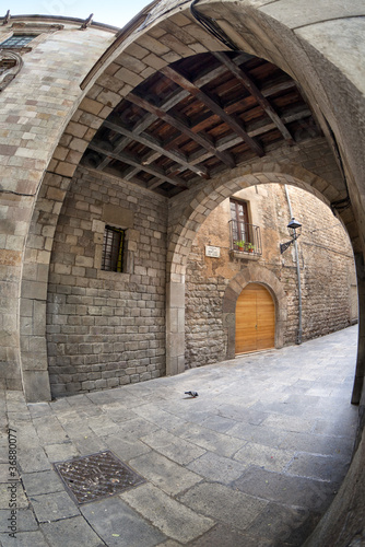 dzielnica-gotycka-w-barcelonie-ulica-montjuic-del-bisbe