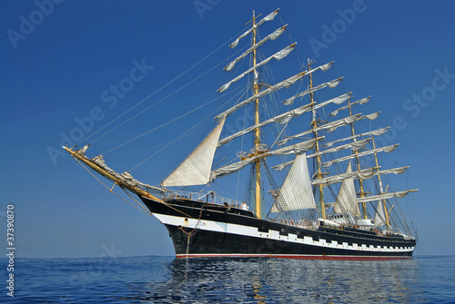 Fototapeta The sailing ship in the sea