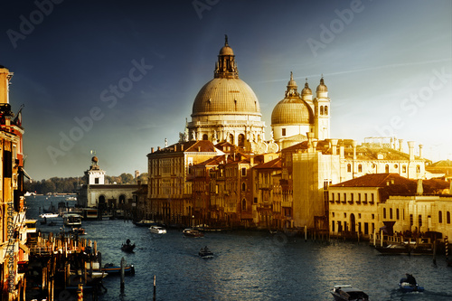 kanal-grande-i-bazylika-santa-maria-della-salutuja-wenecja-wlochy