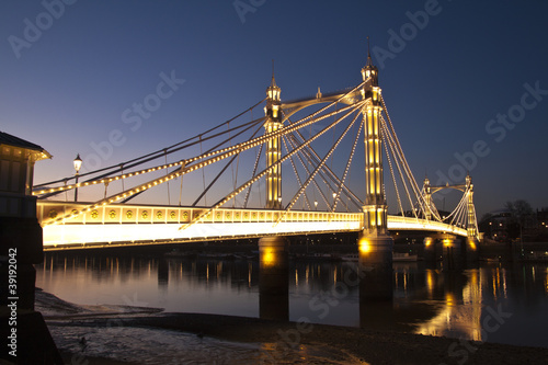 albert-bridge-chelsea-nad-tamiza-londyn