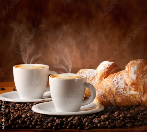 Fototapeta Tazzine di caffè caldo con brioches fresche