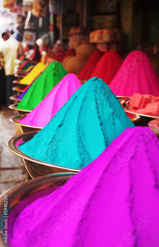kolorowi-stosy-holi-prochowy-barwidlo-przy-mysore-rynkiem