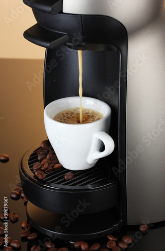 kawy-espresso-maszynowa-nalewa-kawa-w-filizance-na-brown-tle