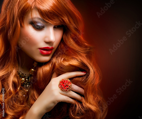 falowane-czerwone-wlosy-portret-dziewczyny-moda