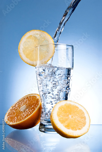 szklo-wodne-mineralne-z-cytryna-i-pomarancza-na-niebiesko