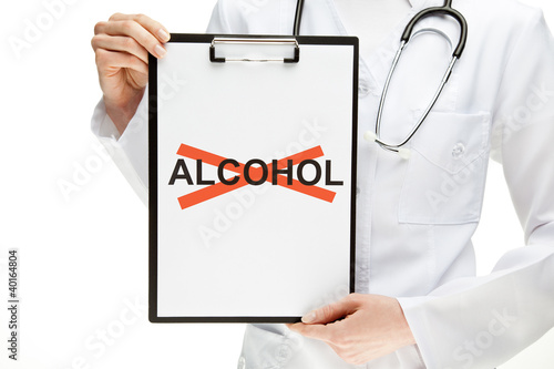 lekarz-zakazujacy-alkoholu
