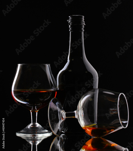 szkla-brandy-i-butelka-na-czarnym-tle