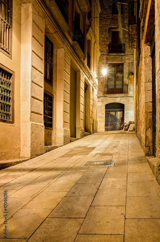 nocny-pas-w-dzielnicy-gotyckiej-barcelona-hiszpania