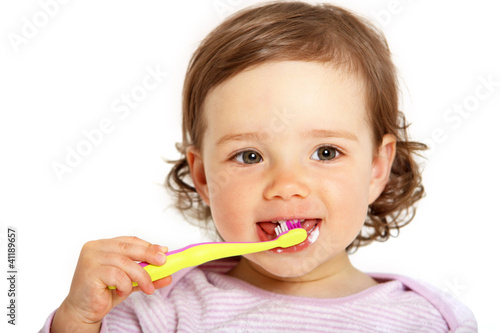 Fototapeta Kleinkind putzt sich die Zähne