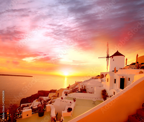 santorini-z-starym-wiatraczkiem-w-oia-wiosce-grecja