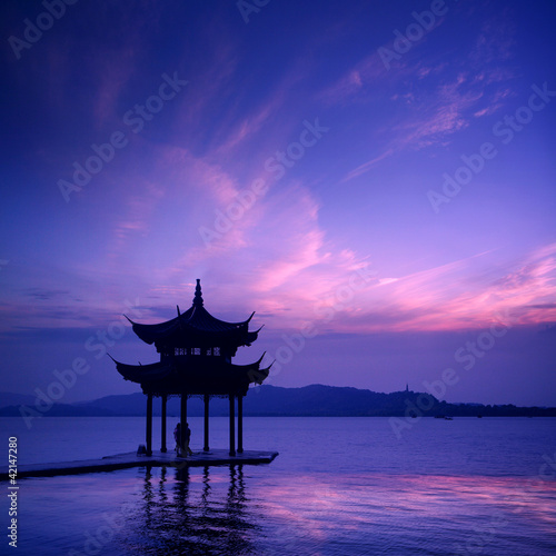 zachod-jezioro-z-zachodem-slonca-w-hangzhou-chiny