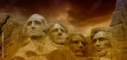 dramatyczne-niebo-nad-mount-rushmore-national-memorial