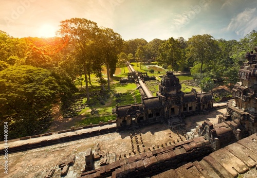 widok-z-gory-na-wschod-slonca-w-angkor
