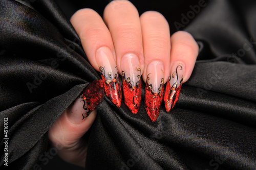 Lacobel manicures beautiful pattern on nails