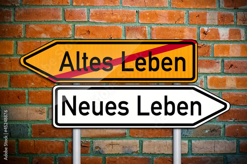 "Wegweiser auf Ziegelsteinwand mit Altes Leben und Neues Leben