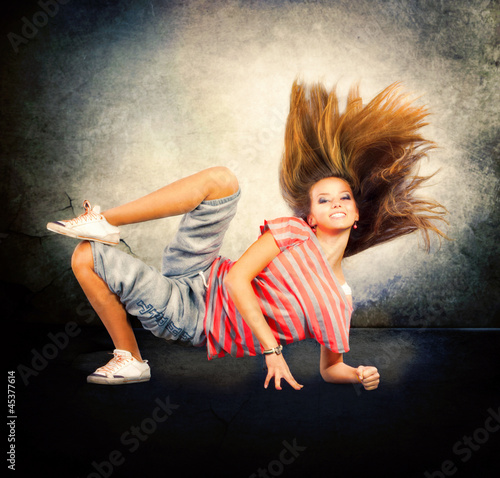 taniec-tancerz-hip-hopowy-dancing-teenage-girl
