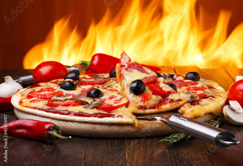 goraca-pizza-z-piekarnika-ogieniem-na-tle