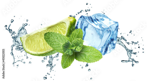 kostki-lodu-liscie-miety-plusk-wody-i-limonki-na