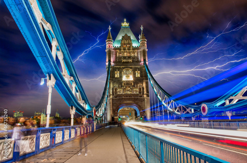 lekkie-szlaki-w-tower-bridge-road-w-nocy-z-ul
