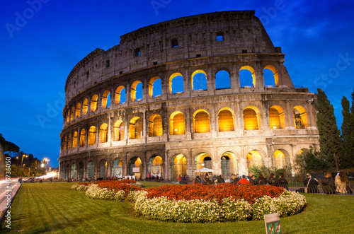 piekny-widok-colosseum-przy-zmierzchem-z-flowerbed