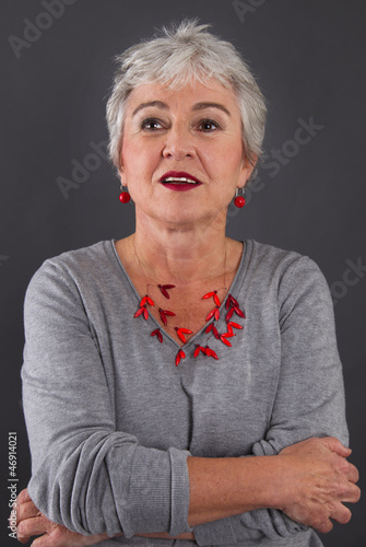 Attraktive Frau mit grauen Haaren" Stockfotos und lizenzfreie Bilder ...  width=