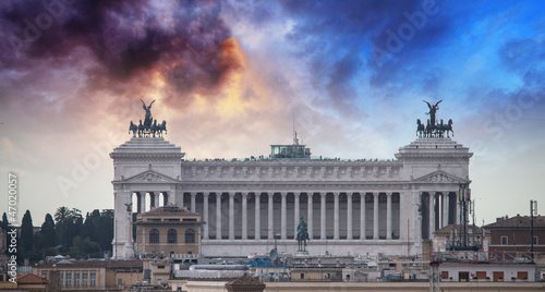 rzym-wlochy-slynny-vittoriano-z-gigantycznym-jezdziectwem