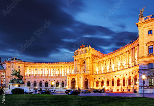 wieden-hofburg-cesarski-palac-przy-noca-austria