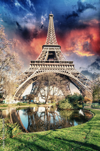 paryz-la-tour-eiffel-wspaniale-kolory-zachodu-slonca-w