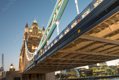 wspaniale-kolory-i-swiatla-tower-bridge-at-dusk