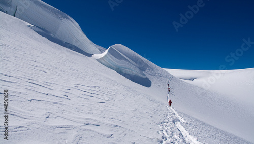 Cordate di alpinisti sul Monte Rosa © defender06