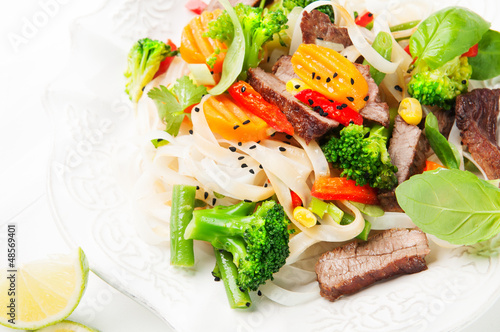 Fototapeta Stir-fry with beef, vegetables and noodle