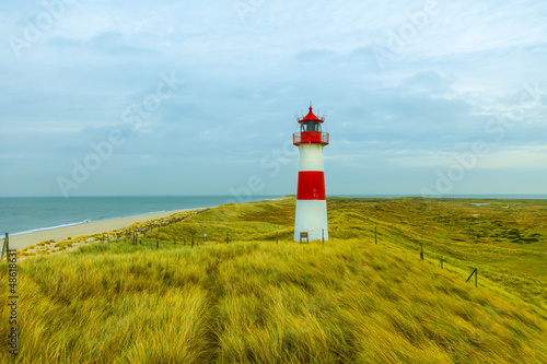 Fototapeta Leuchtturm am Meer auf Dünen