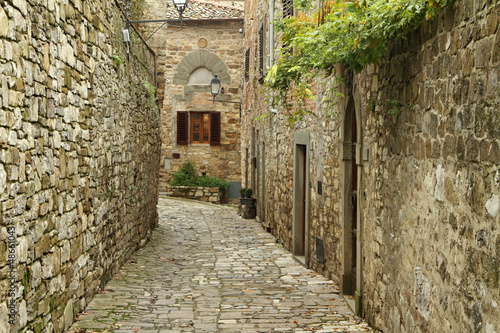 waska-brukowana-uliczka-we-wloskiej-wiosce-montefioralle