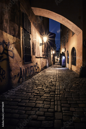 Fototapeta narrow alley with lanterns in Prague at night