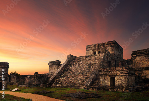castillo-forteca-przy-zmierzchem-w-antycznym-majskim-miescie