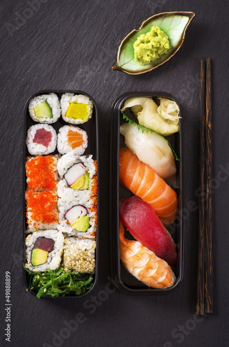 Fototapeta Bento Box mit Sushi und rolls