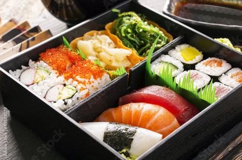 Fototapeta bento box mit Sushi und rolls