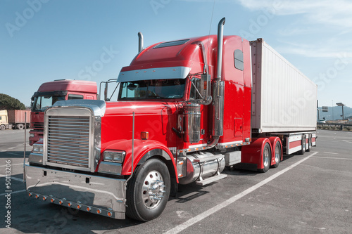 czerwony-us-truck-z-czesciami-chromowanymi