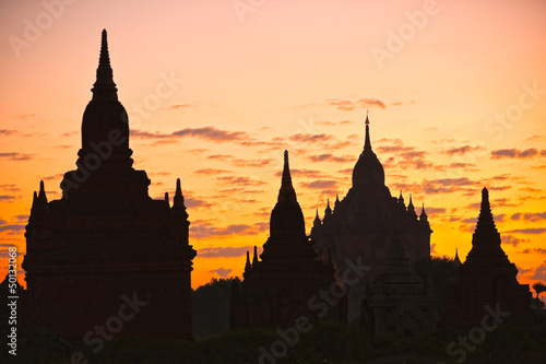 sylwetka-buddyjskich-pagody-o-wschodzie-slonca-bagan
