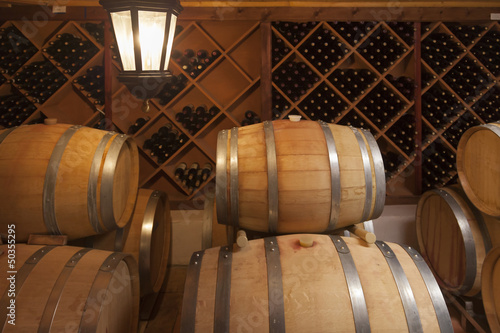 beczki-na-wino-i-butelki-w-piwnicy