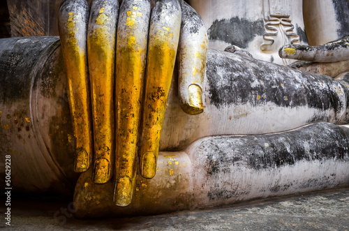 szczegol-piekna-zlota-reka-buddha-sukhothai