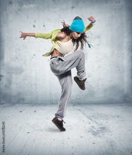 tancerka-hip-hop-mloda-kobieta