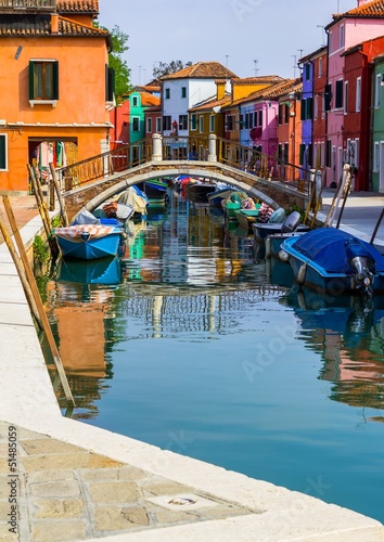 kanal-na-wyspie-burano-pelne-lodzi-i-kolorowe