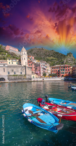 kolorowe-lodzie-w-uroczym-porcie-vernazza-cinque