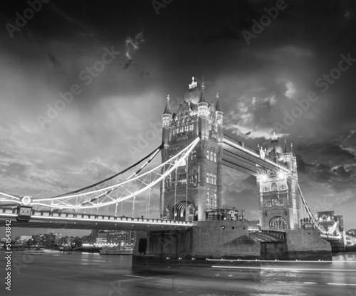 piekne-kolory-zachodu-slonca-nad-slynnym-tower-bridge-w