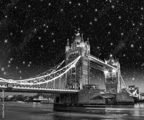 piekne-nocne-swiatla-i-kolory-na-tower-bridge